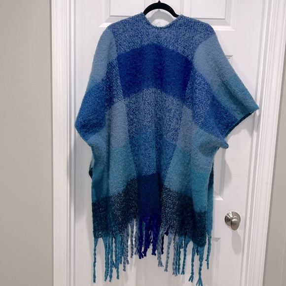 NWT JUST JAMIE Gorgeous OS Plaid blue Black Soft Fuzzy Kimono Ruana Cape Poncho - Picture 9 of 9